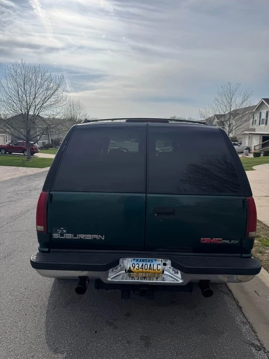 1995 GMC Suburban 8th Gen - Image 4 of 10