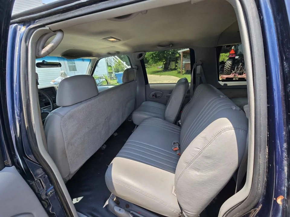 1995 GMC Suburban 8th Gen - Image 11 of 13