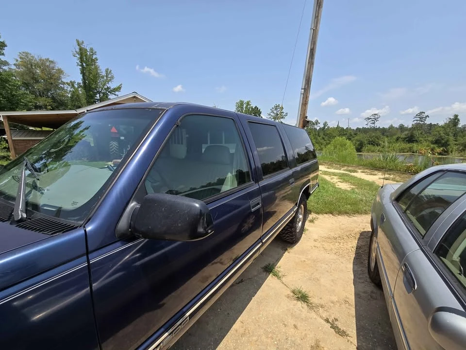 1995 GMC Suburban 8th Gen - Image 2 of 13