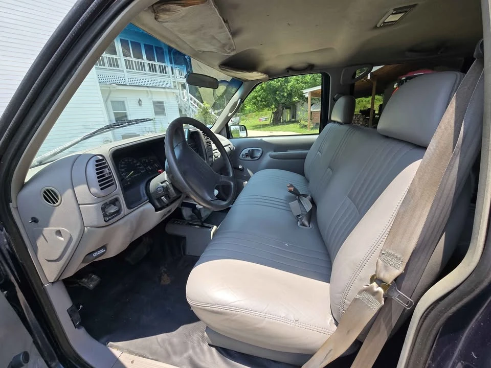 1995 GMC Suburban 8th Gen - Image 12 of 13