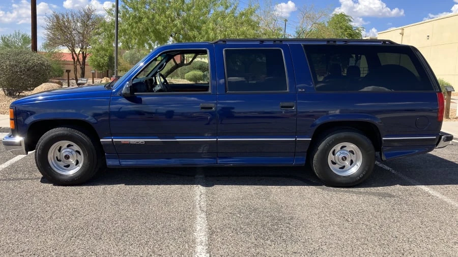 1995 GMC Suburban 8th Gen - Image 2 of 17