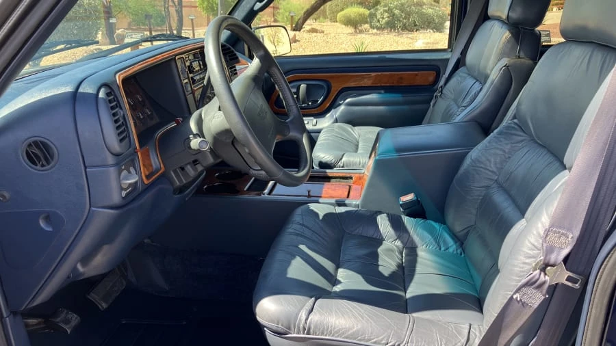 1995 GMC Suburban 8th Gen - Image 5 of 17