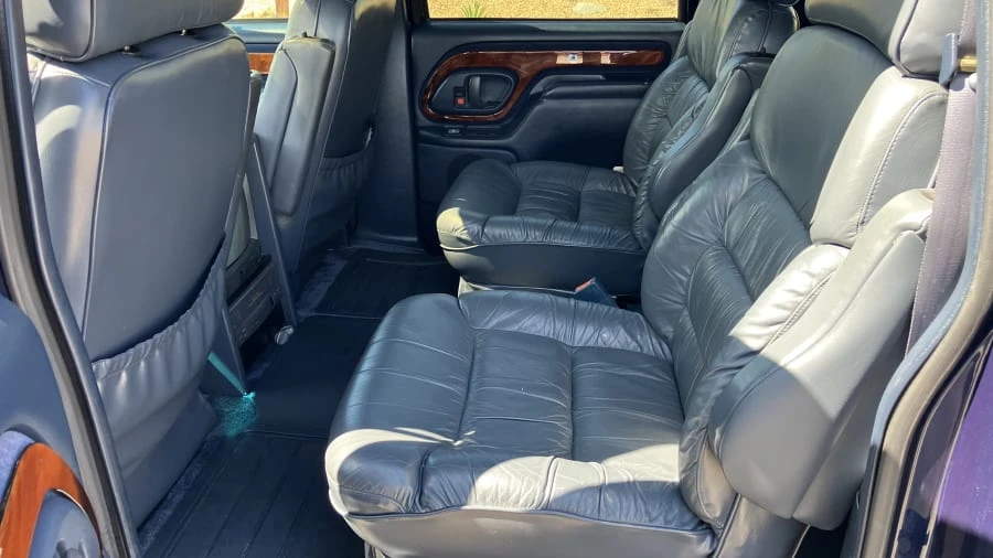 1995 GMC Suburban 8th Gen - Image 7 of 17