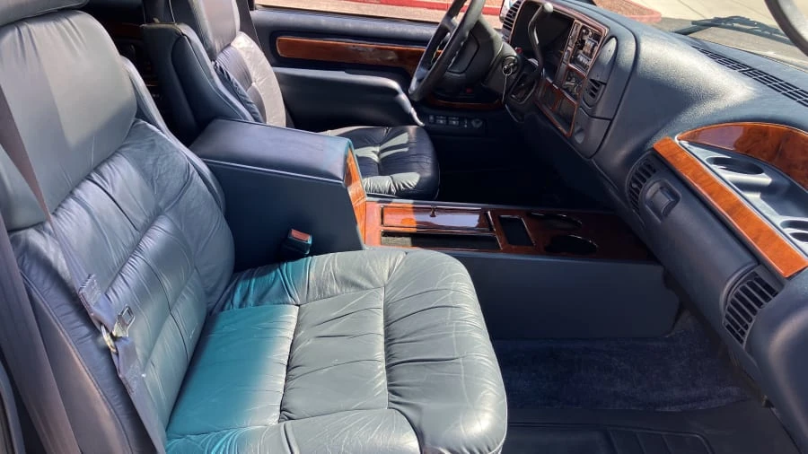 1995 GMC Suburban 8th Gen - Image 9 of 17