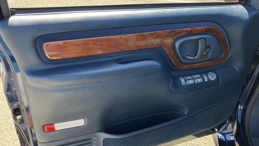 1995 GMC Suburban 8th Gen - Image 13 of 17