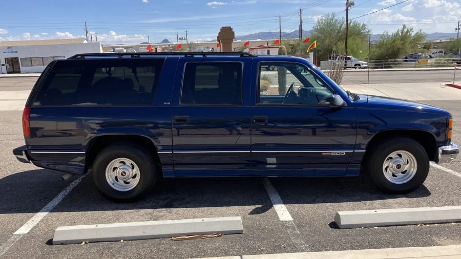1995 GMC Suburban 8th Gen - Image 16 of 17