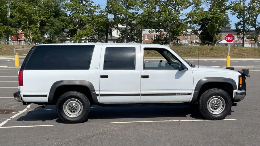 1995 GMC Suburban 8th Gen - Image 2 of 8