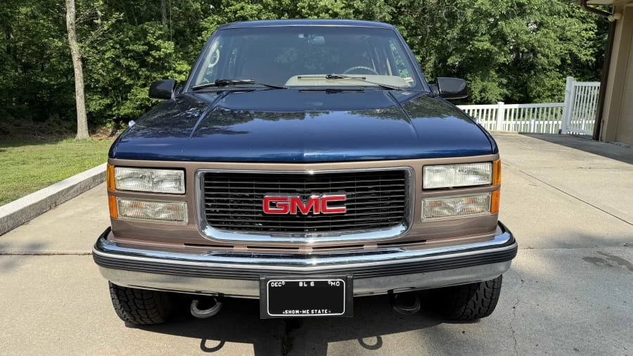 1995 GMC Suburban 8th Gen - Image 3 of 19