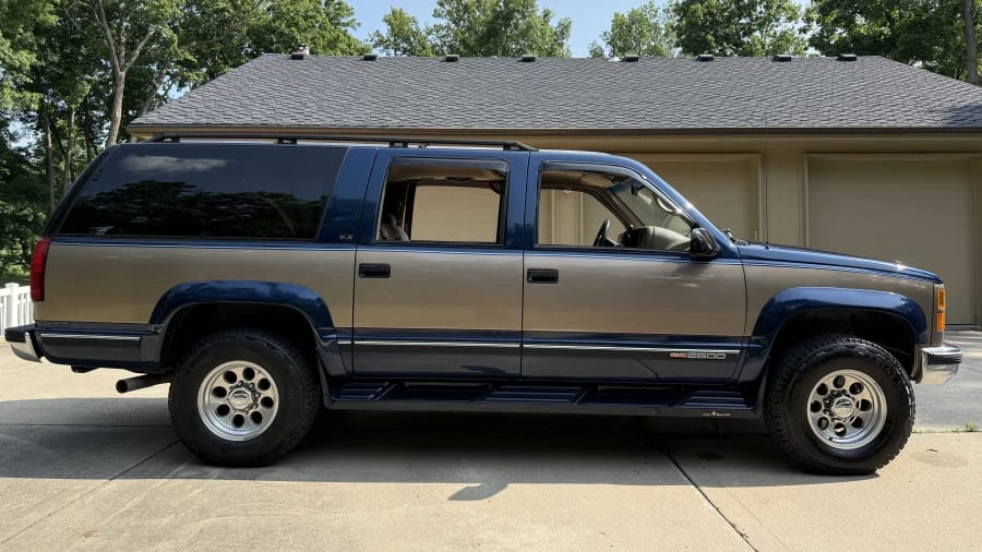 1995 GMC Suburban 8th Gen - Image 2 of 19