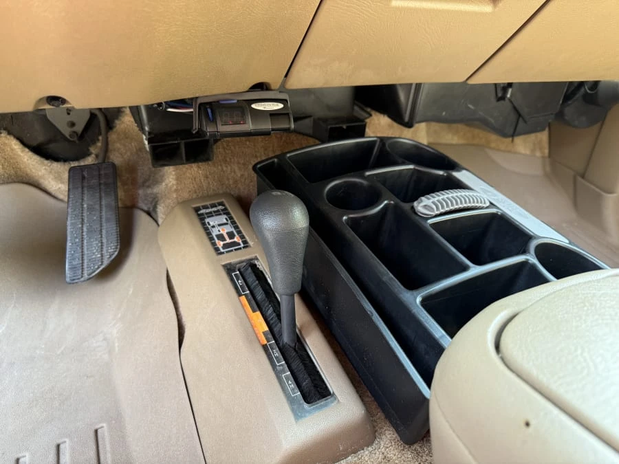 1995 GMC Suburban 8th Gen - Image 18 of 19