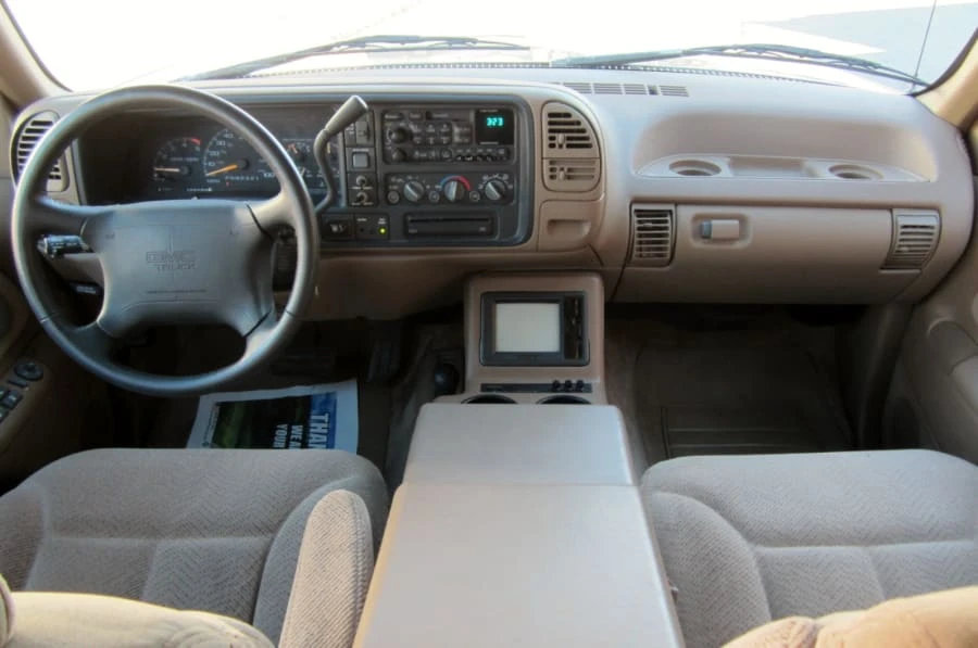 1995 GMC Suburban 8th Gen - Image 2 of 7