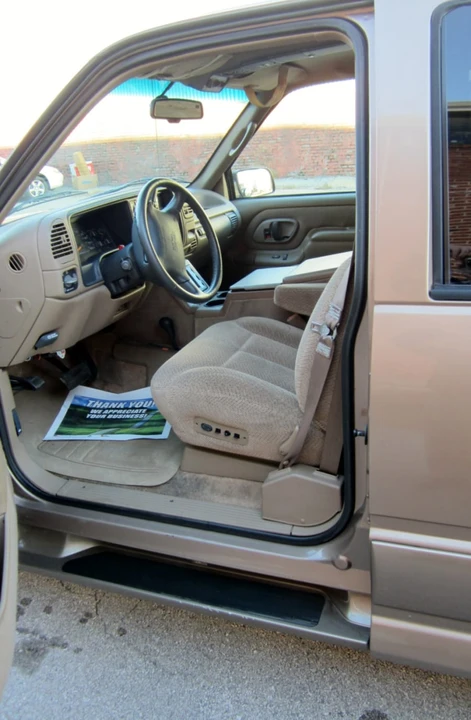 1995 GMC Suburban 8th Gen - Image 3 of 7
