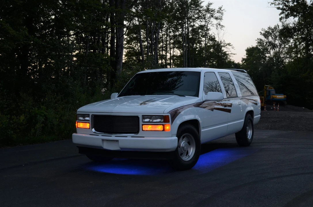 1995 GMC Suburban 8th Gen - Image 18 of 31