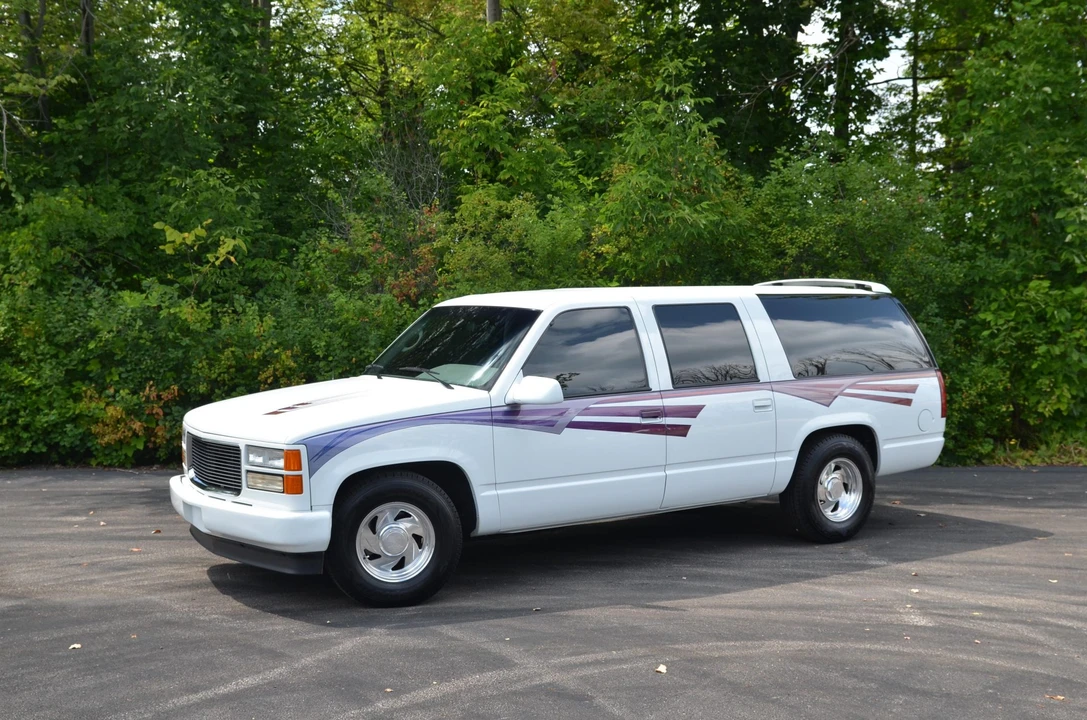 1995 GMC Suburban 8th Gen - Image 2 of 31