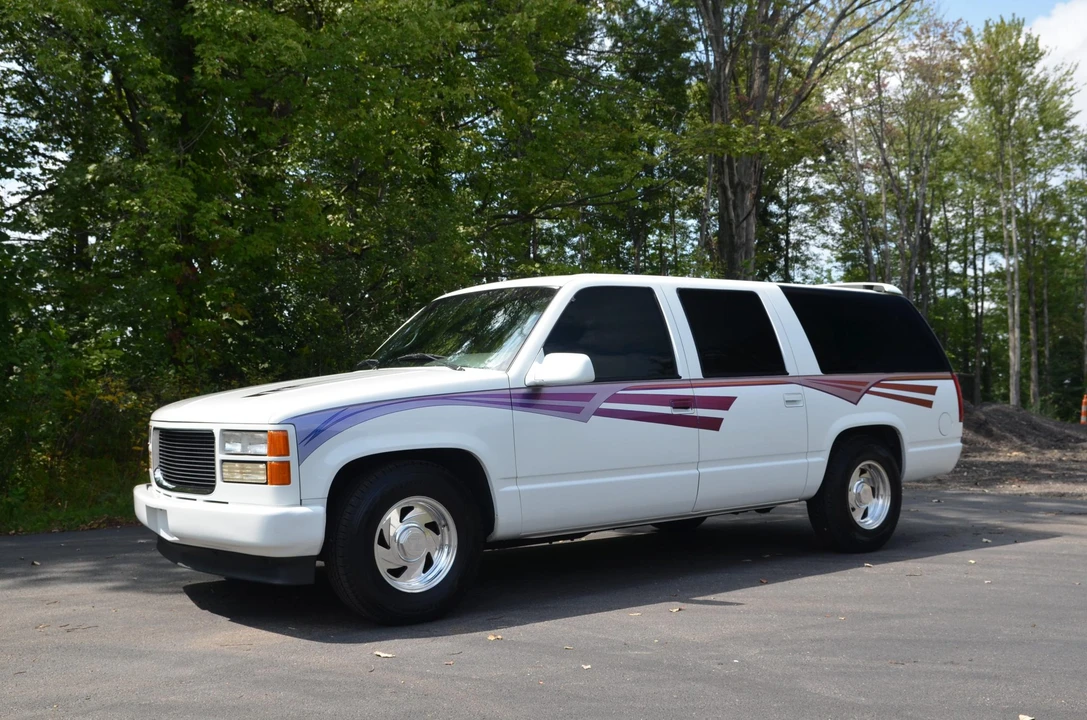 1995 GMC Suburban 8th Gen - Image 3 of 31