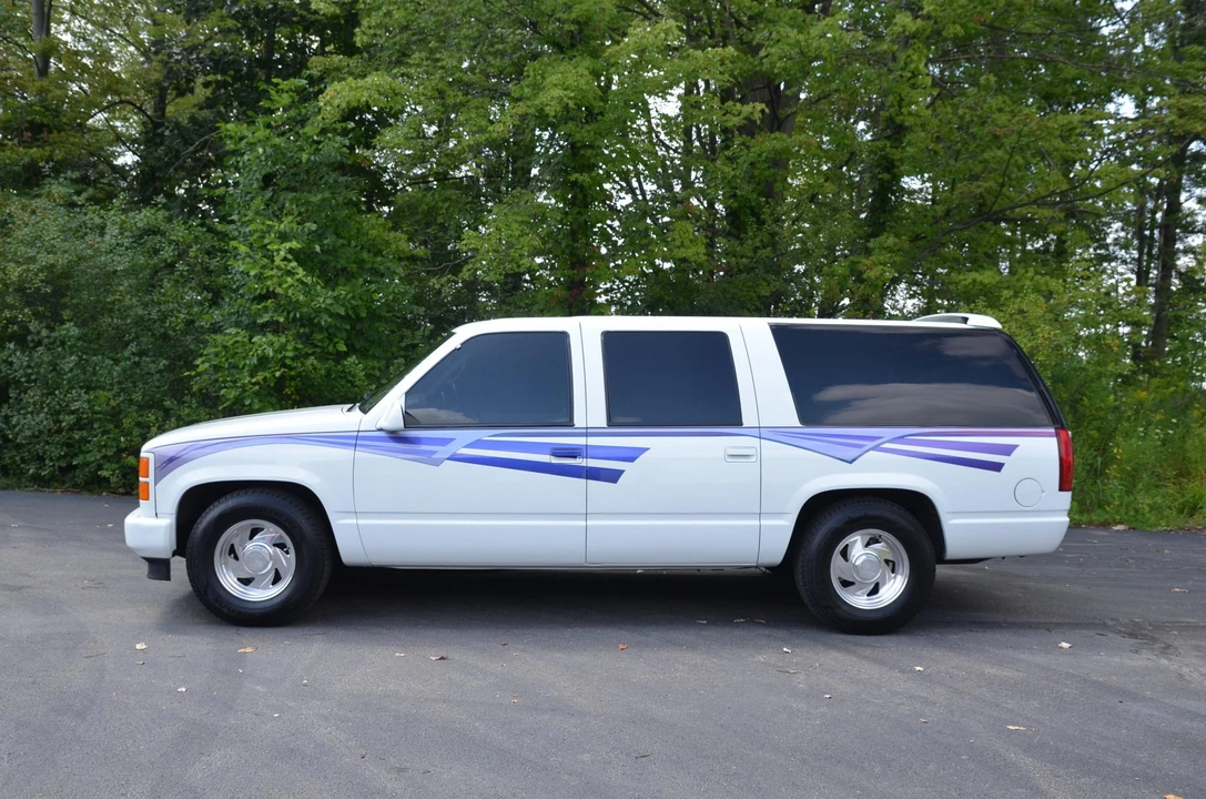 1995 GMC Suburban 8th Gen - Image 4 of 31