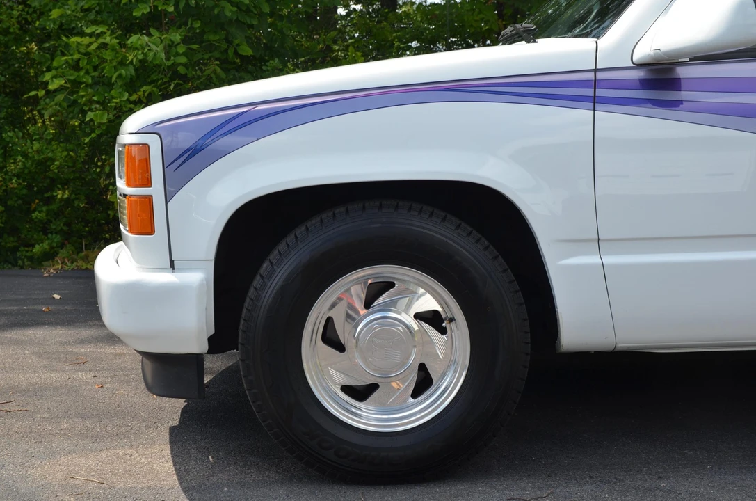 1995 GMC Suburban 8th Gen - Image 28 of 31
