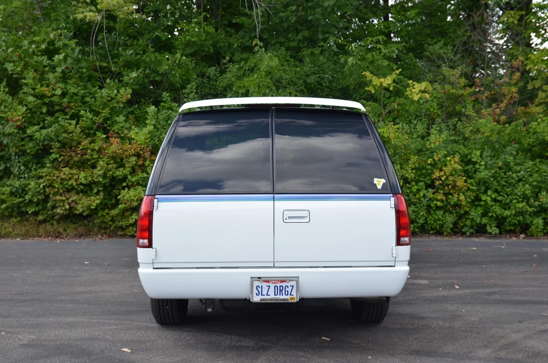 1995 GMC Suburban 8th Gen - Image 7 of 31