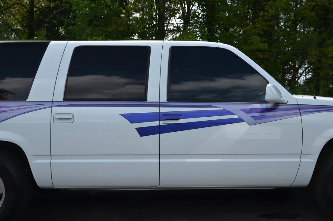 1995 GMC Suburban 8th Gen - Image 24 of 31