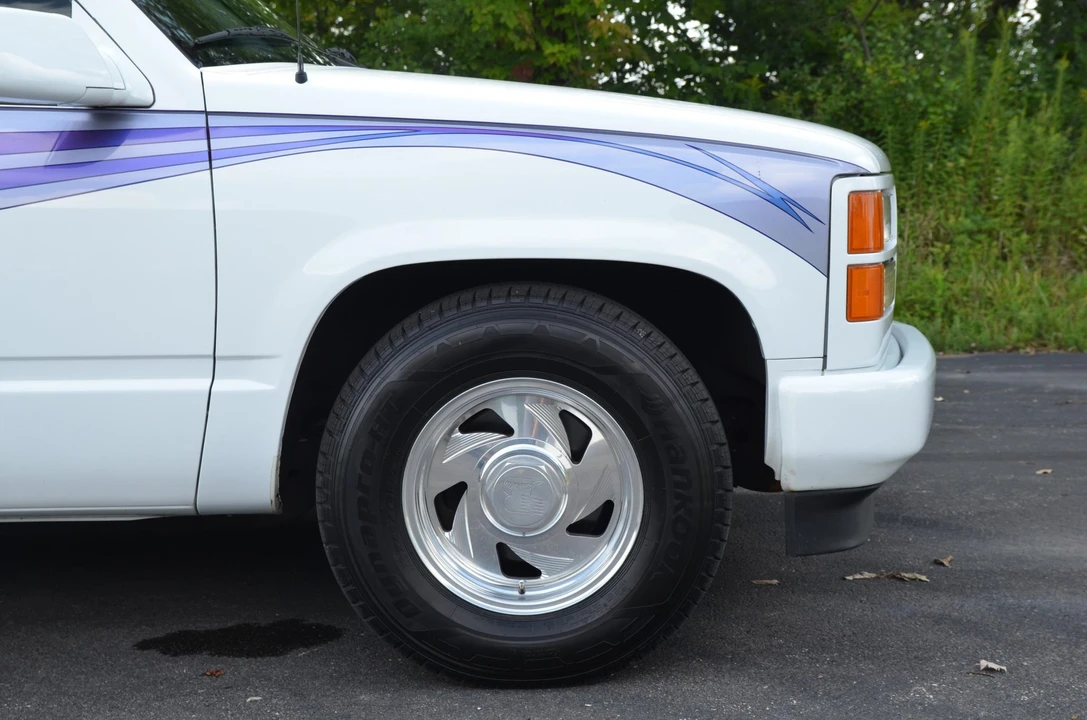 1995 GMC Suburban 8th Gen - Image 23 of 31