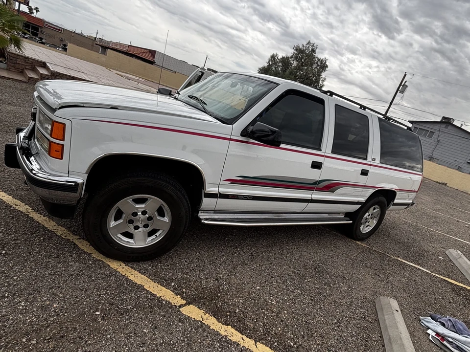 1995 GMC Suburban 8th Gen - Image 5 of 31