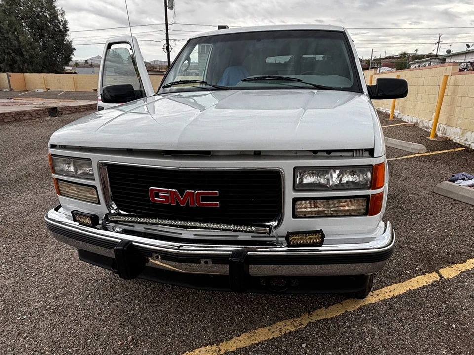1995 GMC Suburban 8th Gen - Image 4 of 31