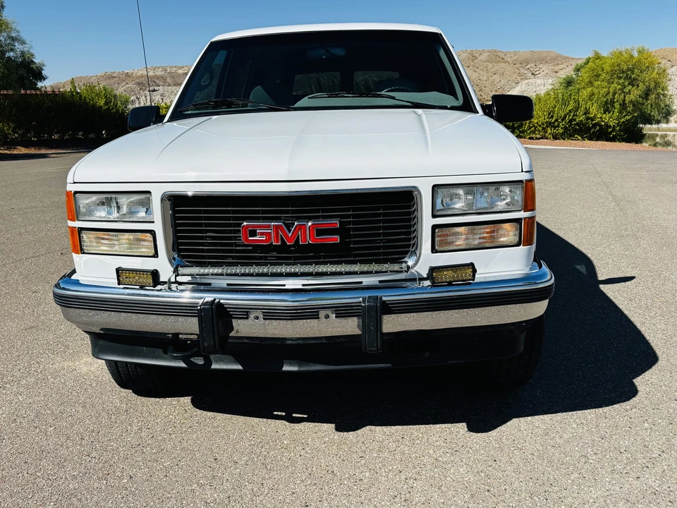 1995 GMC Suburban 8th Gen - Image 2 of 31