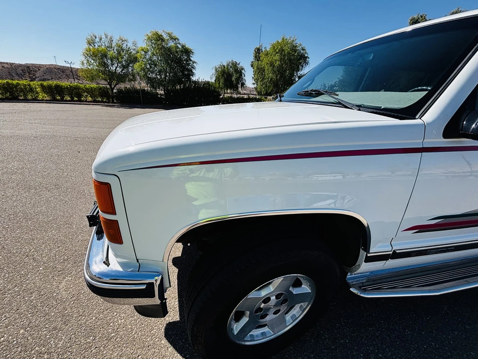 1995 GMC Suburban 8th Gen - Image 26 of 31