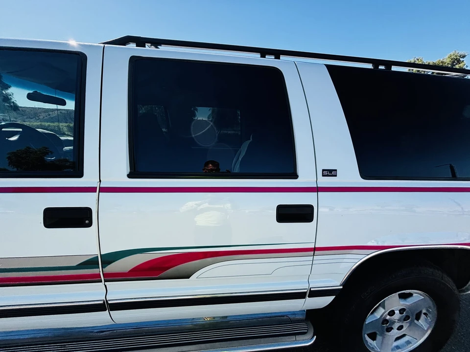 1995 GMC Suburban 8th Gen - Image 28 of 31