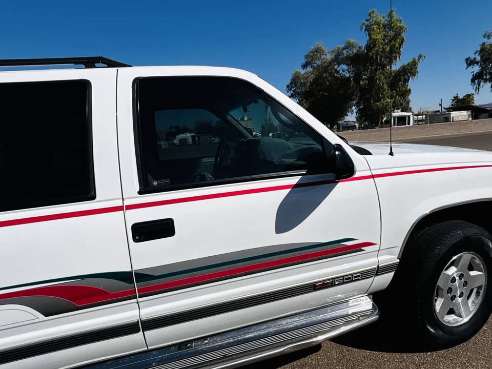1995 GMC Suburban 8th Gen - Image 23 of 31