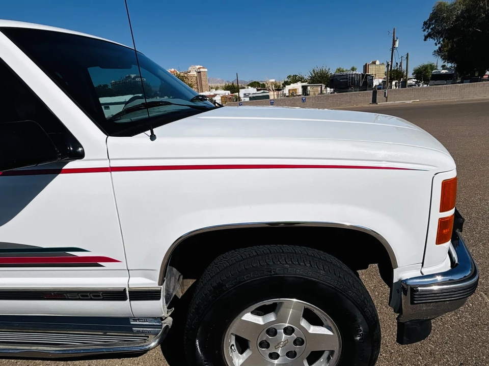 1995 GMC Suburban 8th Gen - Image 25 of 31
