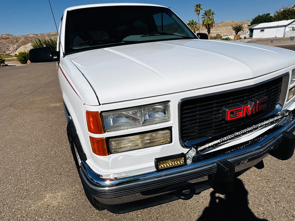 1995 GMC Suburban 8th Gen - Image 17 of 31