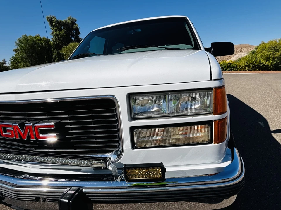 1995 GMC Suburban 8th Gen - Image 19 of 31