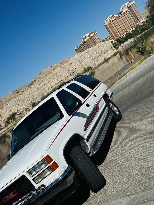 1995 GMC Suburban 8th Gen - Image 16 of 31