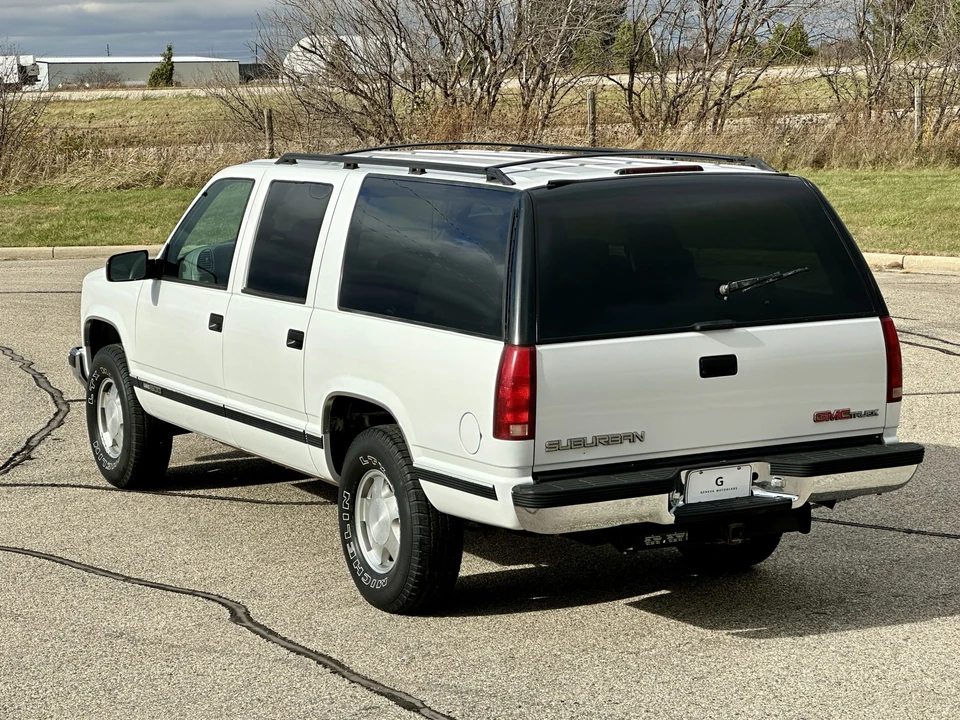 1995 GMC Suburban 8th Gen - Image 9 of 31