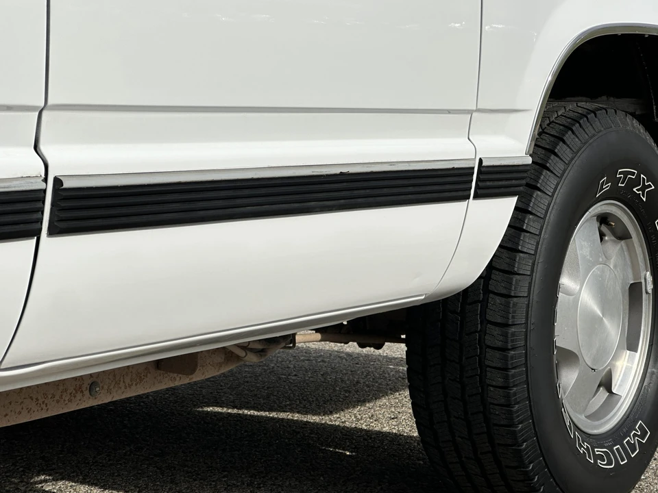 1995 GMC Suburban 8th Gen - Image 23 of 31