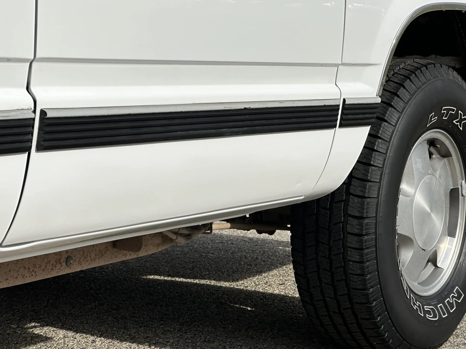 1995 GMC Suburban 8th Gen - Image 24 of 31