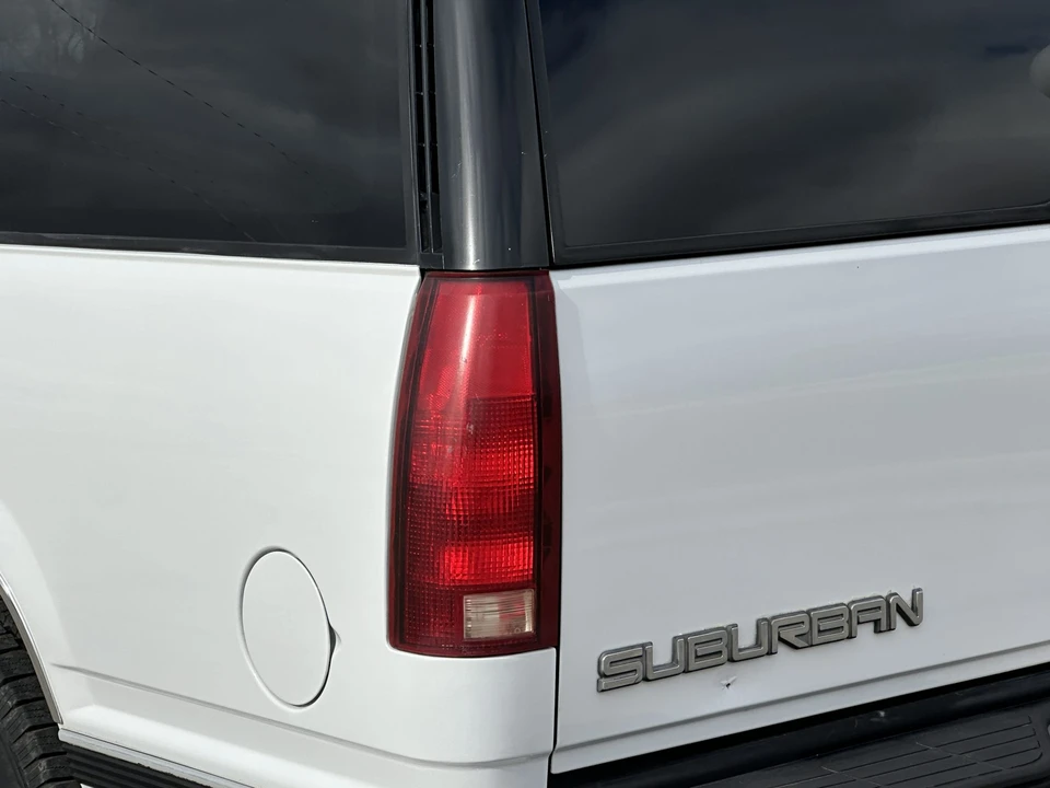 1995 GMC Suburban 8th Gen - Image 27 of 31