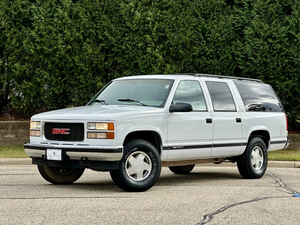 1995 GMC Suburban 8th Gen - Image 3 of 31
