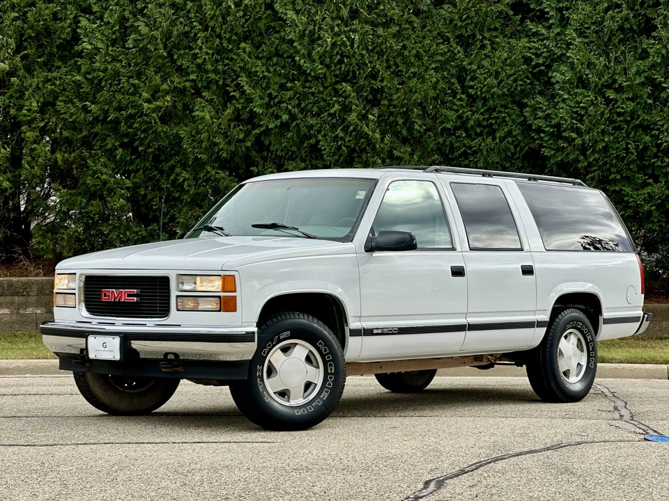 1995 GMC Suburban 8th Gen - Image 4 of 31