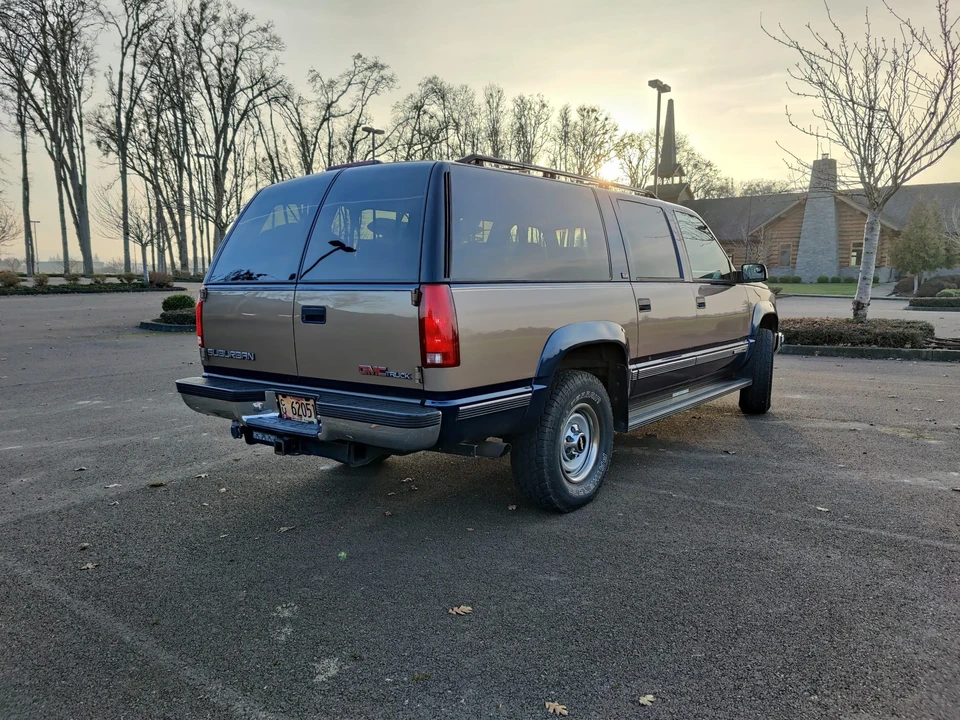 1995 GMC Suburban 8th Gen - Image 8 of 31