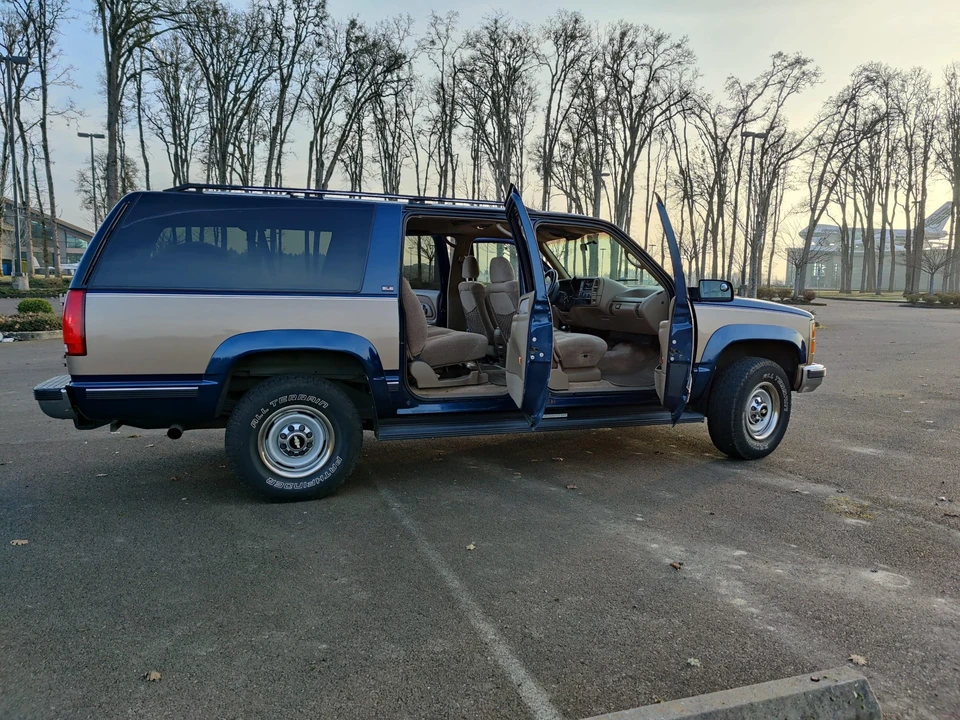 1995 GMC Suburban 8th Gen - Image 7 of 31