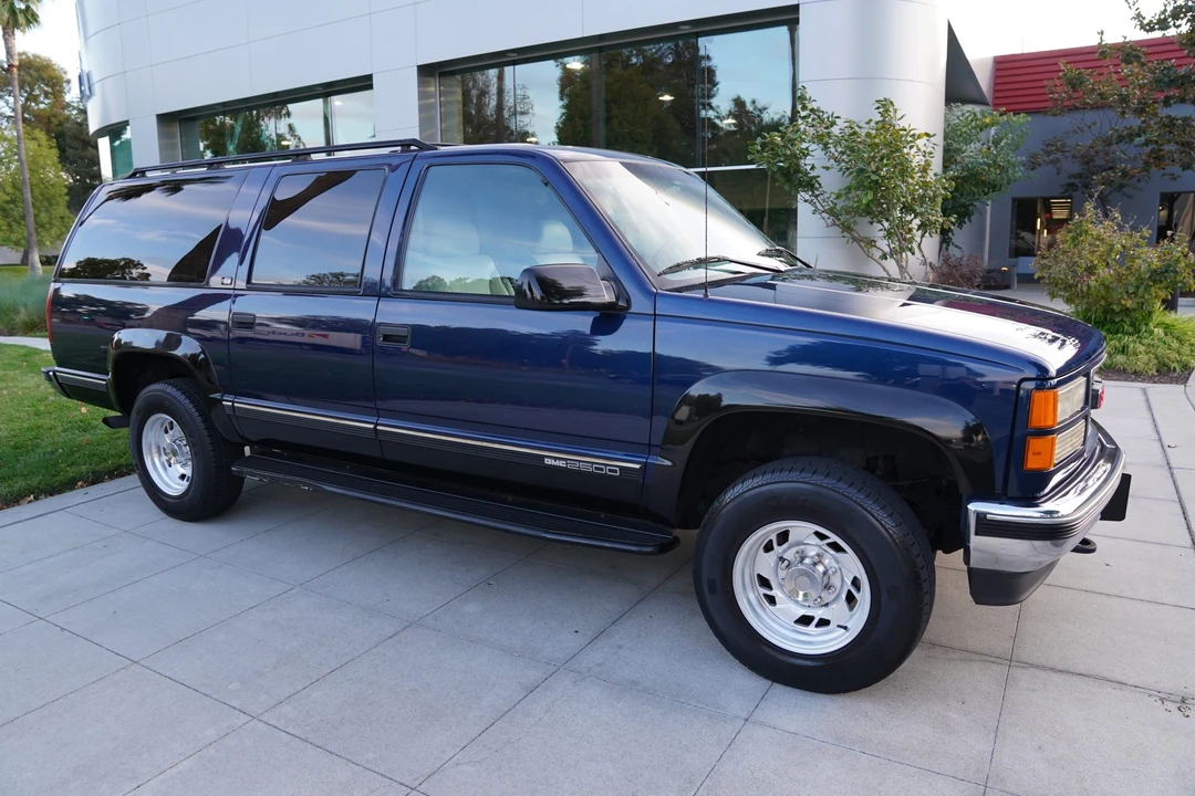 1995 GMC Suburban 7th Gen - Image 14 of 31