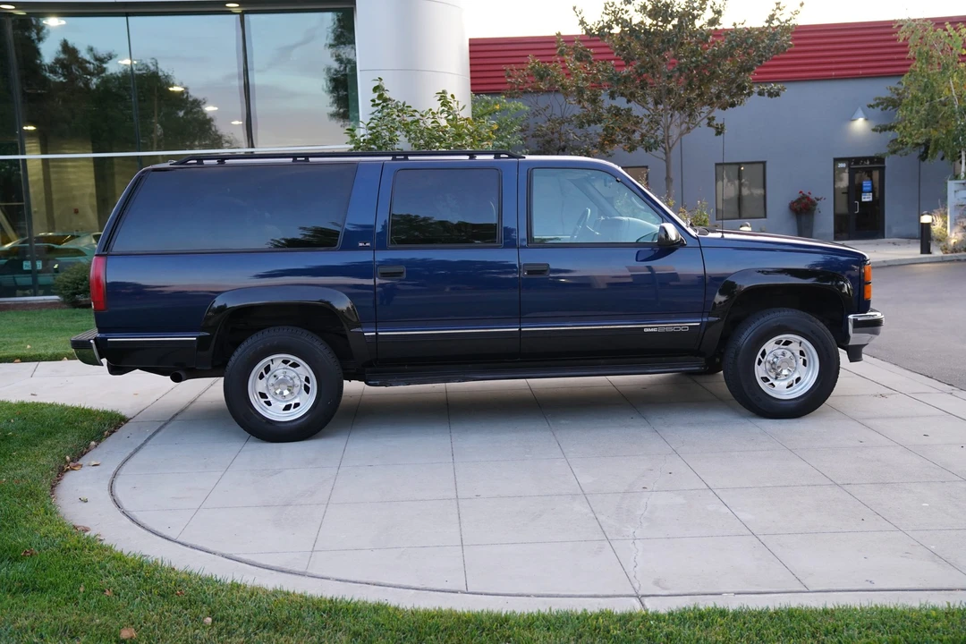 1995 GMC Suburban 7th Gen - Image 13 of 31