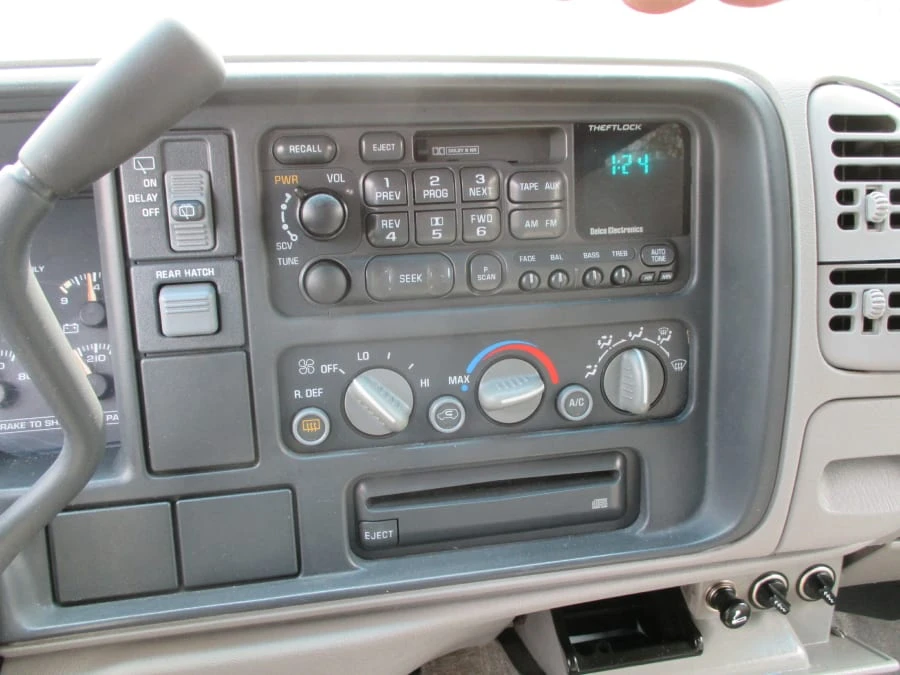 1995 GMC Suburban 8th Gen - Image 10 of 20