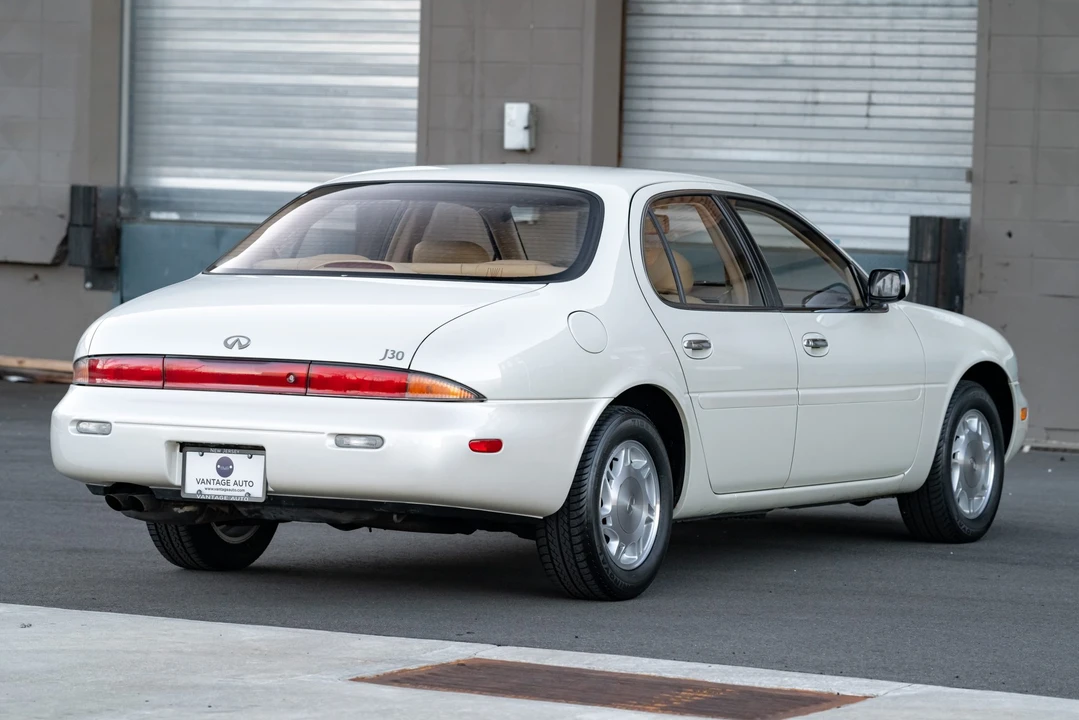 1995 Infiniti J30 - Image 11 of 31