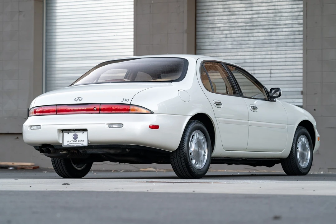 1995 Infiniti J30 - Image 12 of 31