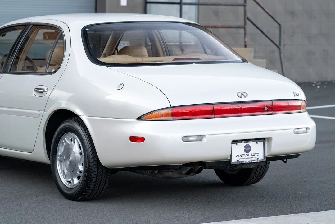 1995 Infiniti J30 - Image 27 of 31