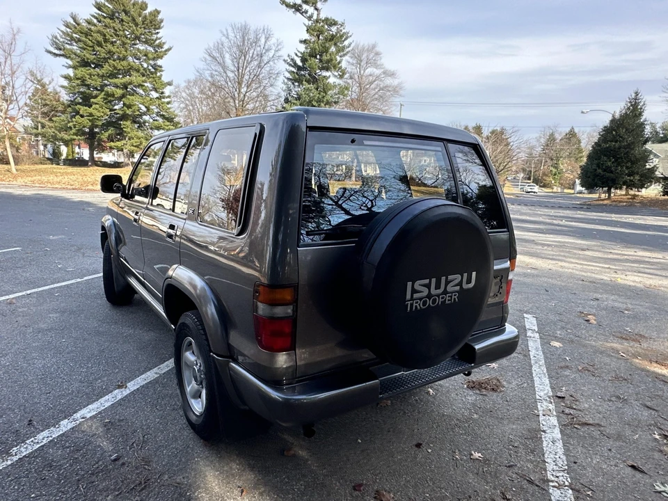 1995 Isuzu Trooper - Image 10 of 31