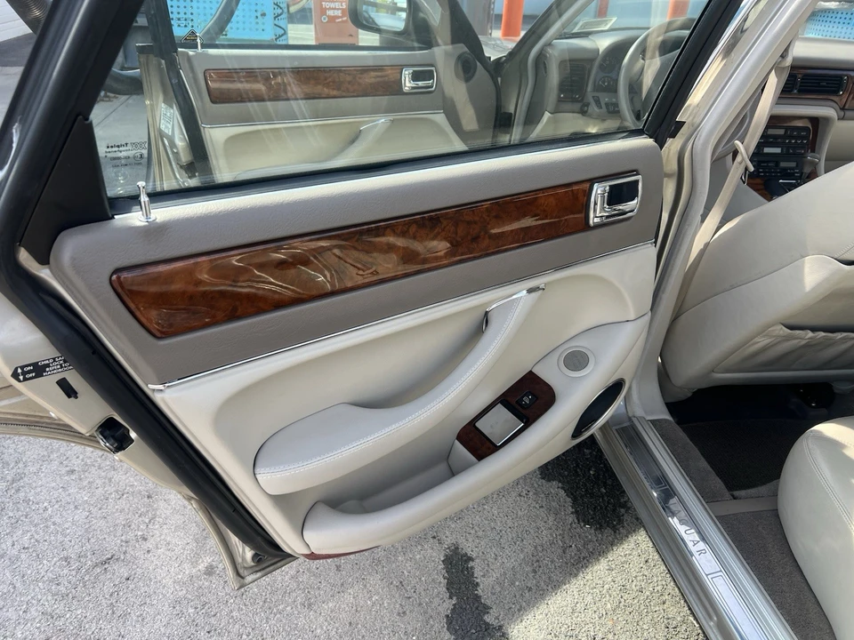 1995 Jaguar X300 XJ - Image 17 of 24